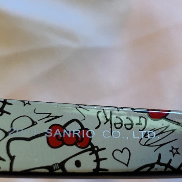 Custom Sanrio Hello Kitty Sunglasses - Picture 3 of 7